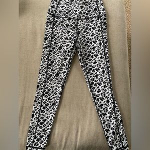 Zyia Brilliant Snow Leopard Pocket 24in Leggings